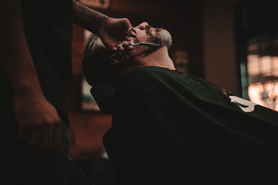 Barbero cortando la barba de un cliente en su silla