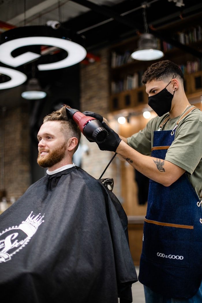 Cliente satisfecho tras su corte
