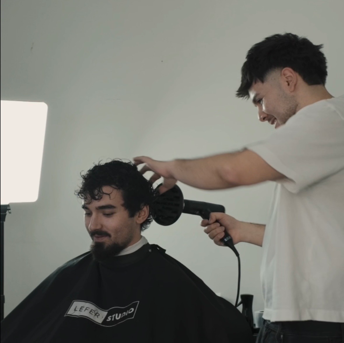 Cliente satisfecho tras su corte